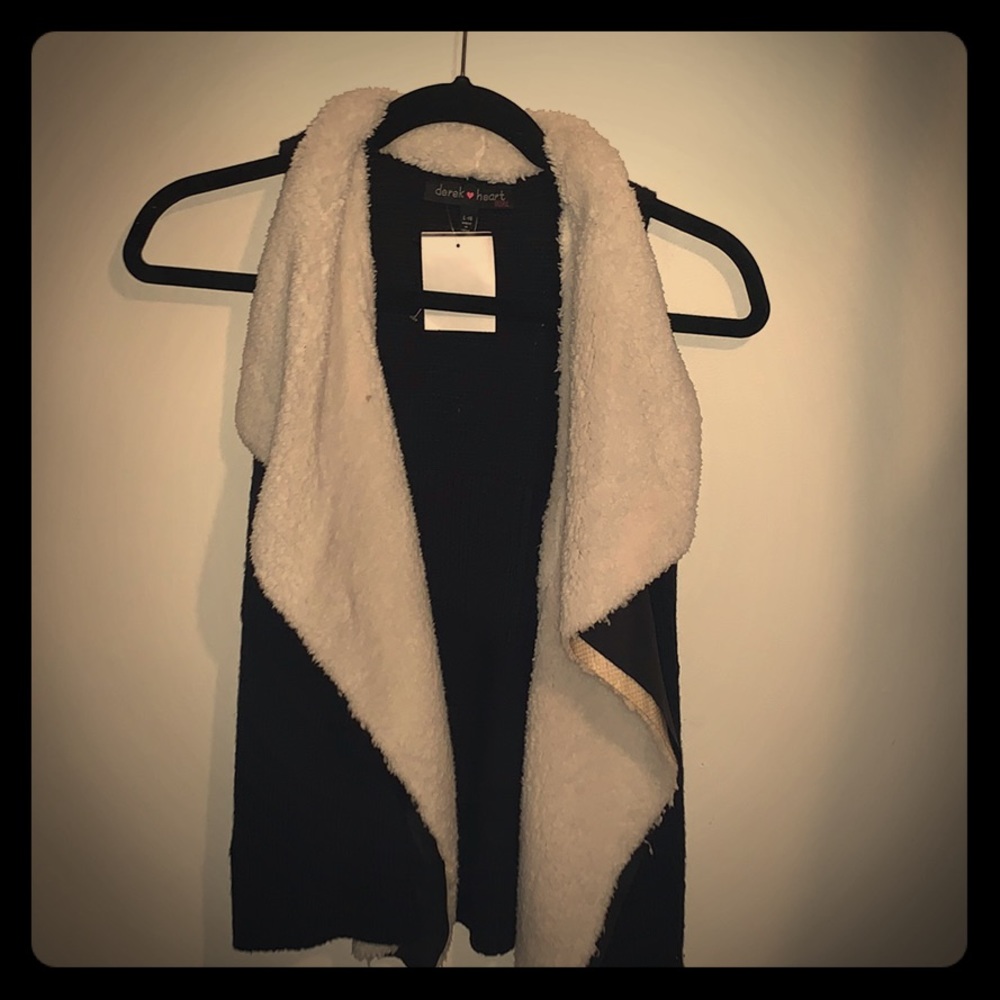 Sweater vest black and white